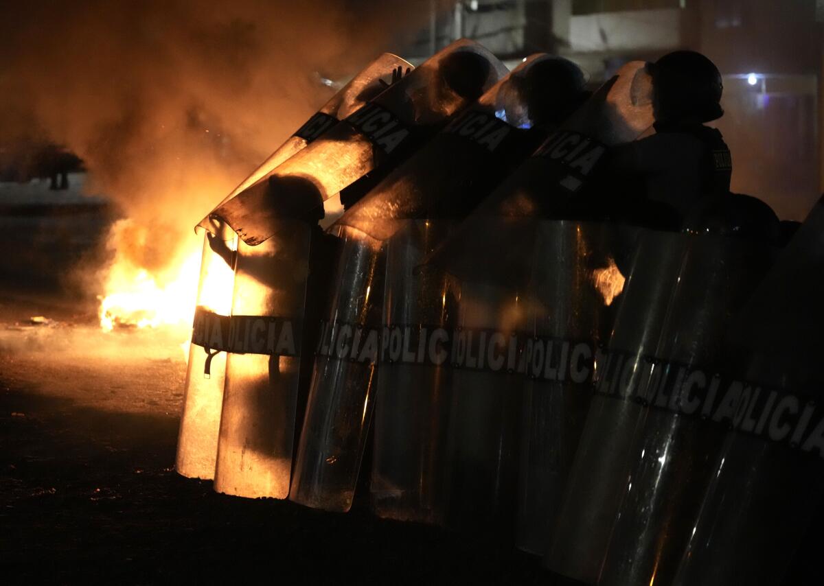 ARCHIVO - Un grupo de policías se enfrenta a manifestantes antigubernamentales