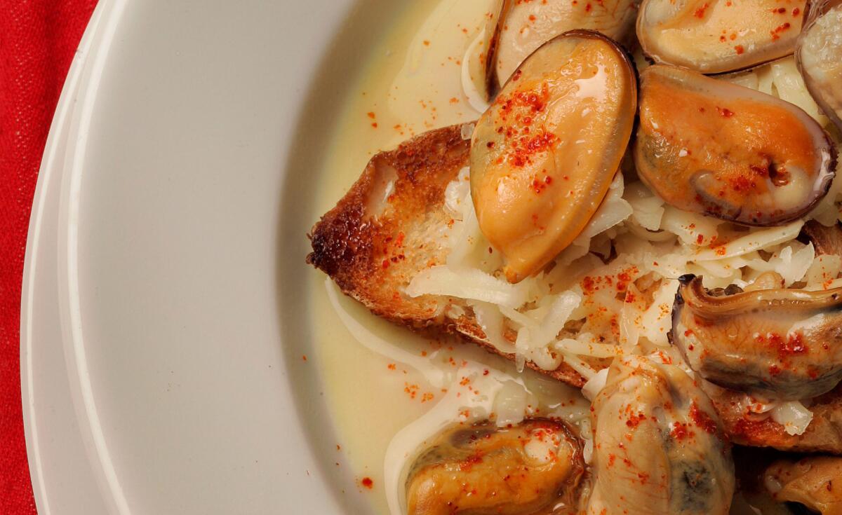 Garlic soup with mussels - Los Angeles Times