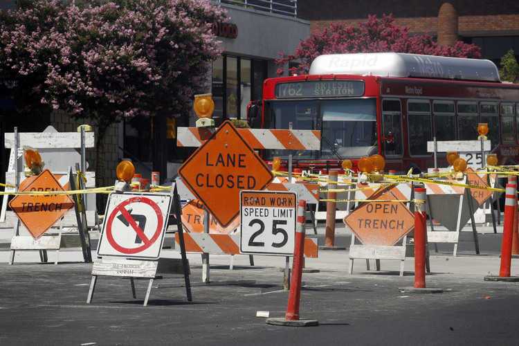 Construction backs up traffic on Fair Oaks Ave. in Pasadena