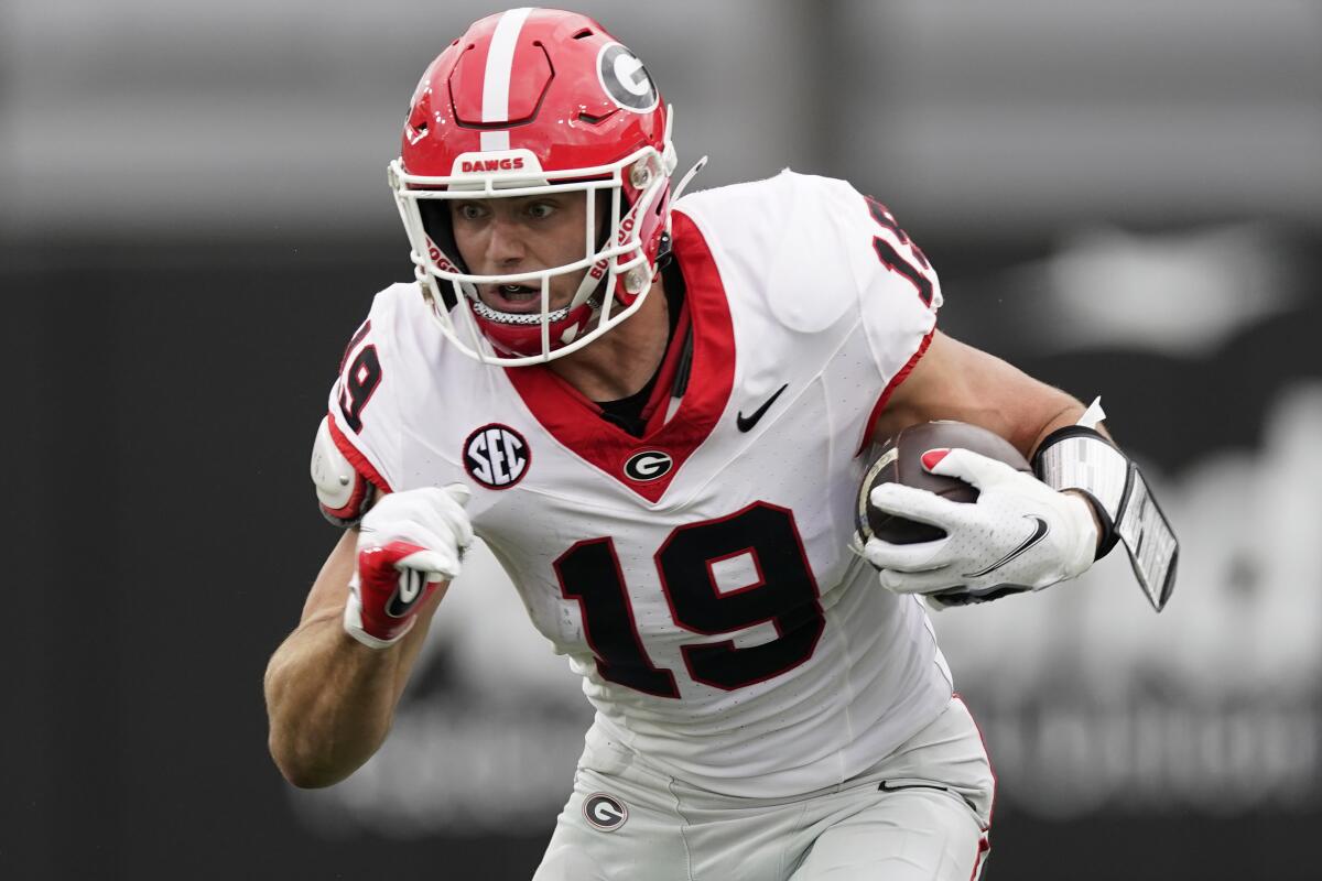 Georgia tight end Brock Bowers runs with the ball after making a catch against Vanderbilt in October.