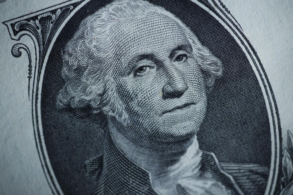 La imagen de George Washington es vista en un billete de a dólar en Marple Township, Pensilvania, 
