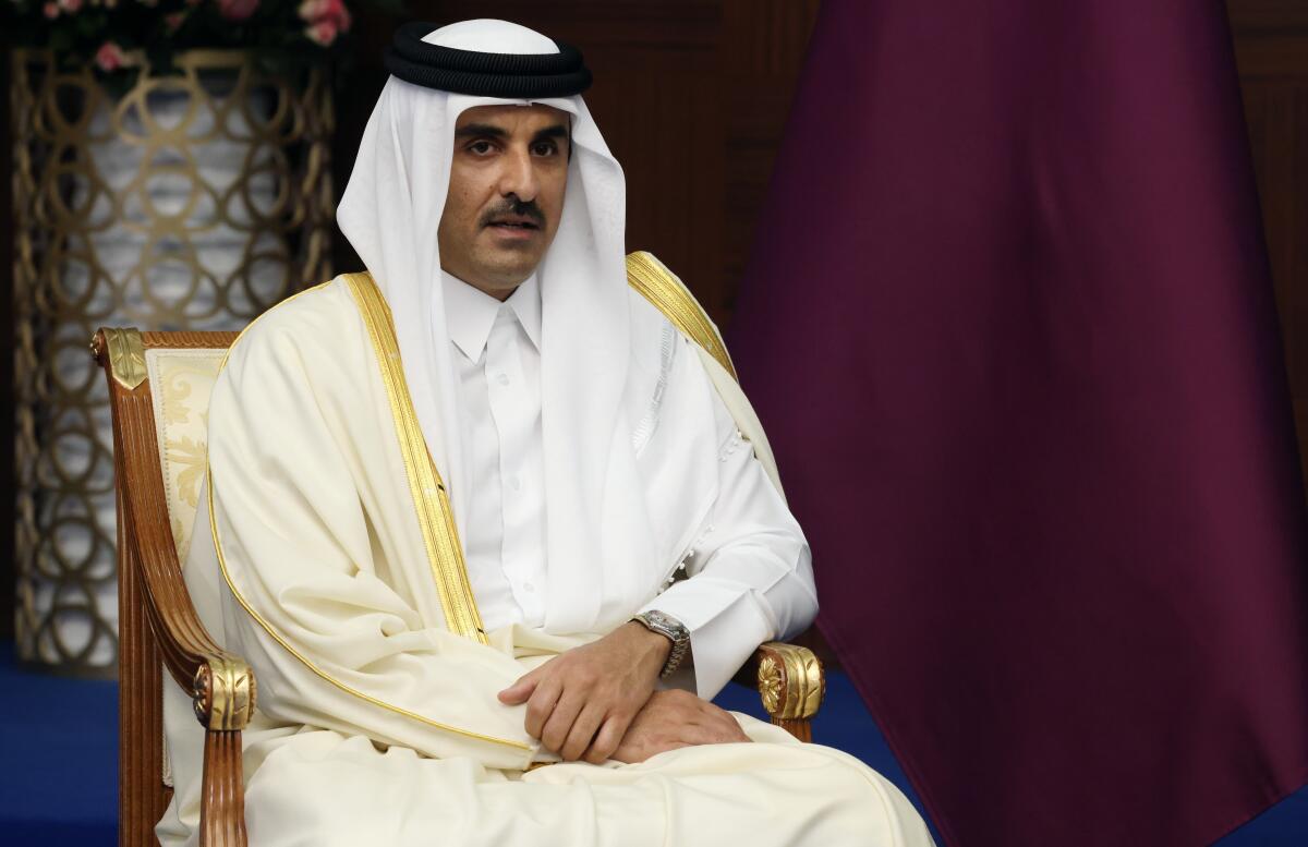 El emir de Qatar, el jeque Tamim bin Hamad Al Thani, escucha al presidente ruso Vladimir Putin