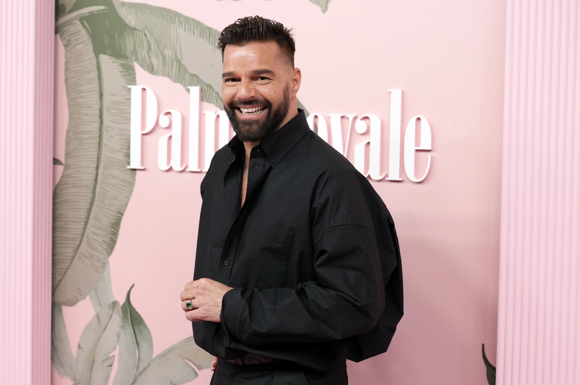 Ricky Martin, del elenco de "Palm Royale", posa en el estreno de la miniserie 