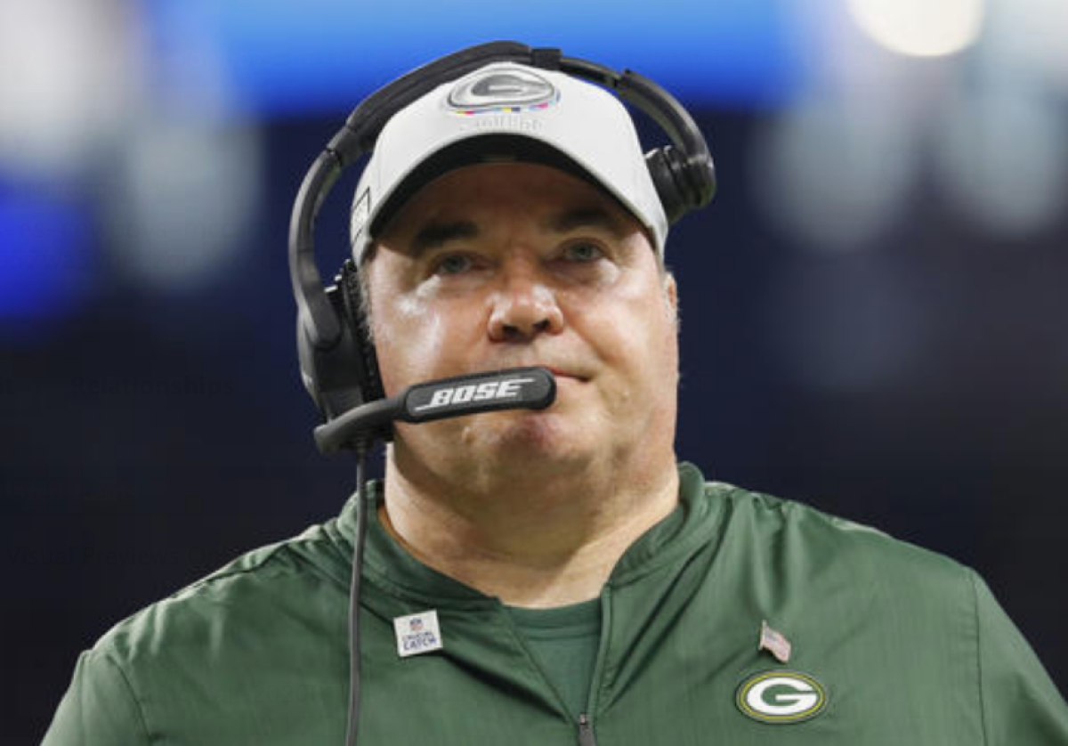 En la foto de archivo, el entrenador de los Green Bay Packers, Mike McCarthy, ve el partido de fútbol de la NFL contra los Detroit Lions en Detroit. Los Dallas Cowboys no tardaron mucho en elegir a Mike McCarthy como su entrenador después de esperar una semana para anunciar que dejaban de lado a Jason Garrett. McCarthy, quien ganó un Súper Tazón en la casa de los Cowboys hace nueve años como entrenador de Green Bay, ha aceptado convertirse en el noveno entrenador en la historia del equipo, una persona con conocimiento directo del trato dijo el lunes 6 de enero de 2020. (Foto AP/Paul Sancya, Archivo)