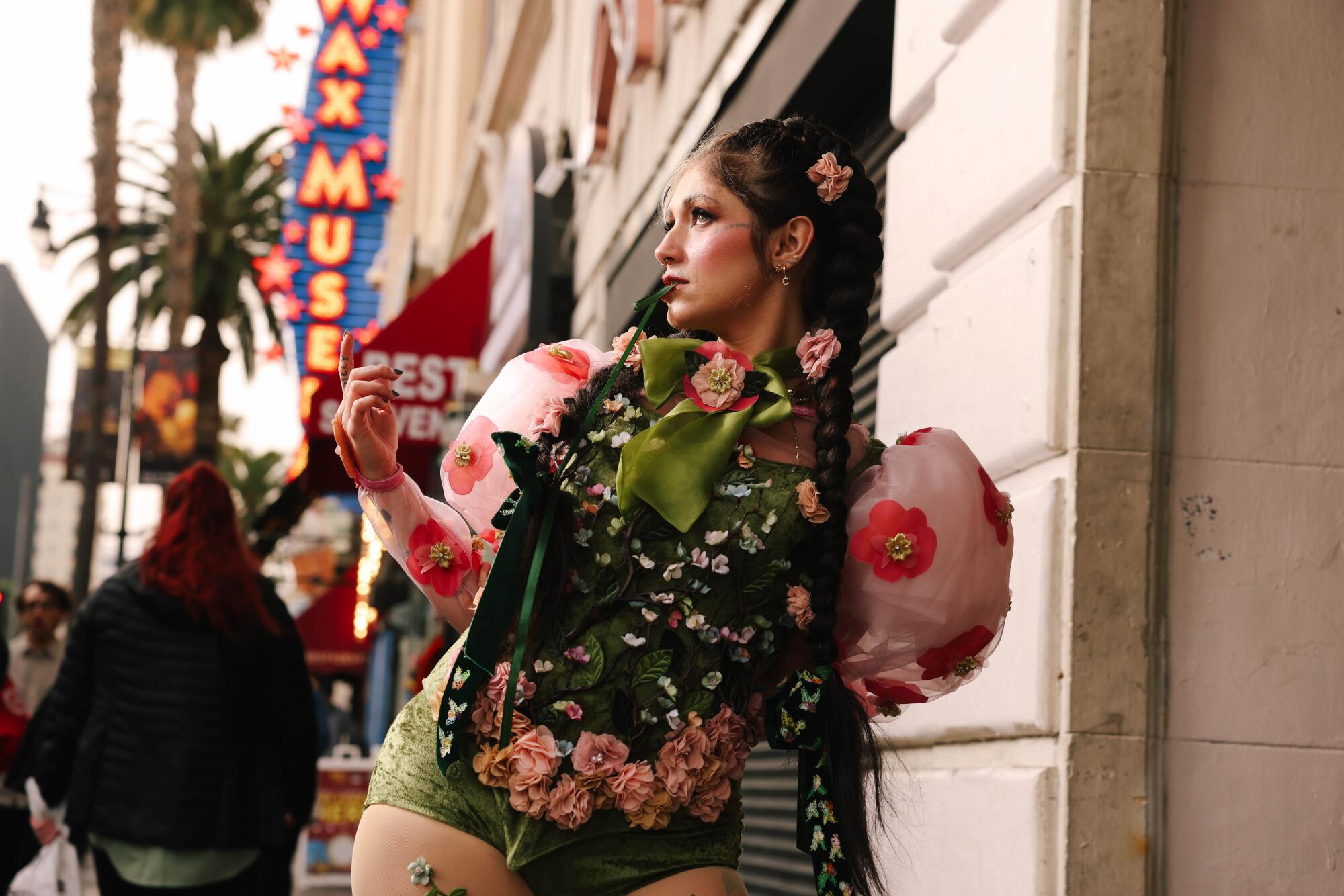  Sierra Ferrell poses in a flowery outfit with puffy sleeves on Hollywood Boulevard.