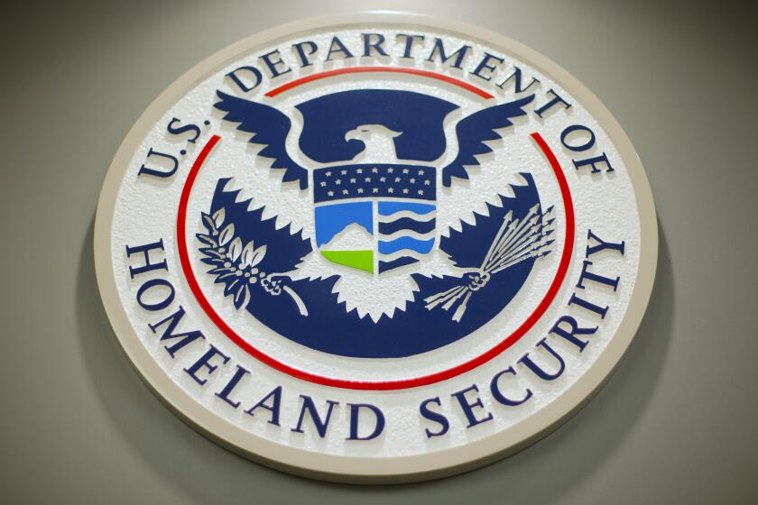 ARCHIVO - El logotipo del Departamento de Seguridad Nacional (DHS, por sus siglas en inglés) se observa durante una conferencia de prensa en Washington, el 25 de febrero de 2015. (Foto AP/Pablo Martinez Monsivais, Archivo)