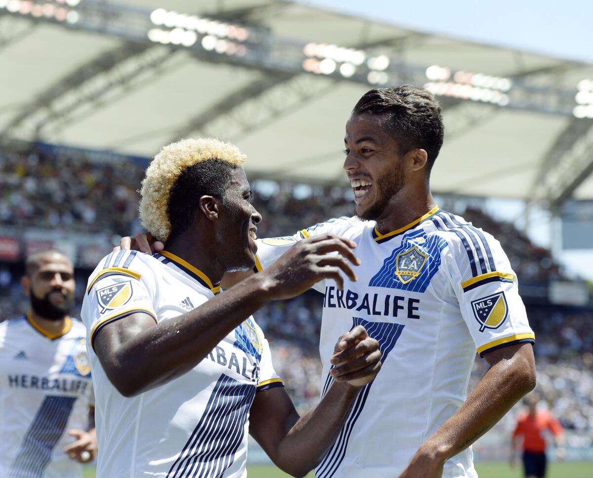 Giovani y Zardes festejan el primer tanto.