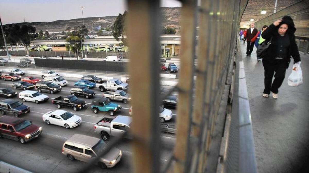 El tráfico en la autopista 5 acercándose a la puerta de entrada a la frontera de San Ysidro y Tijuana obstruye todos los carriles hacia el sur.