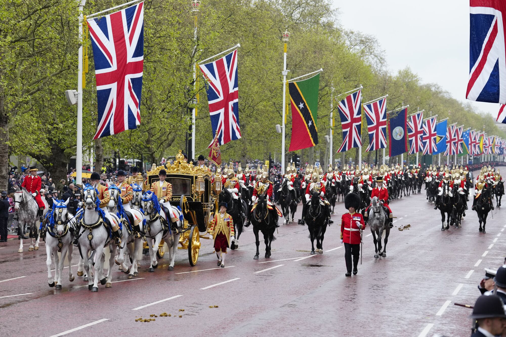 İngiltere Kralı III. Charles ve Camilla, Londra'daki taç giyme törenine giderken.