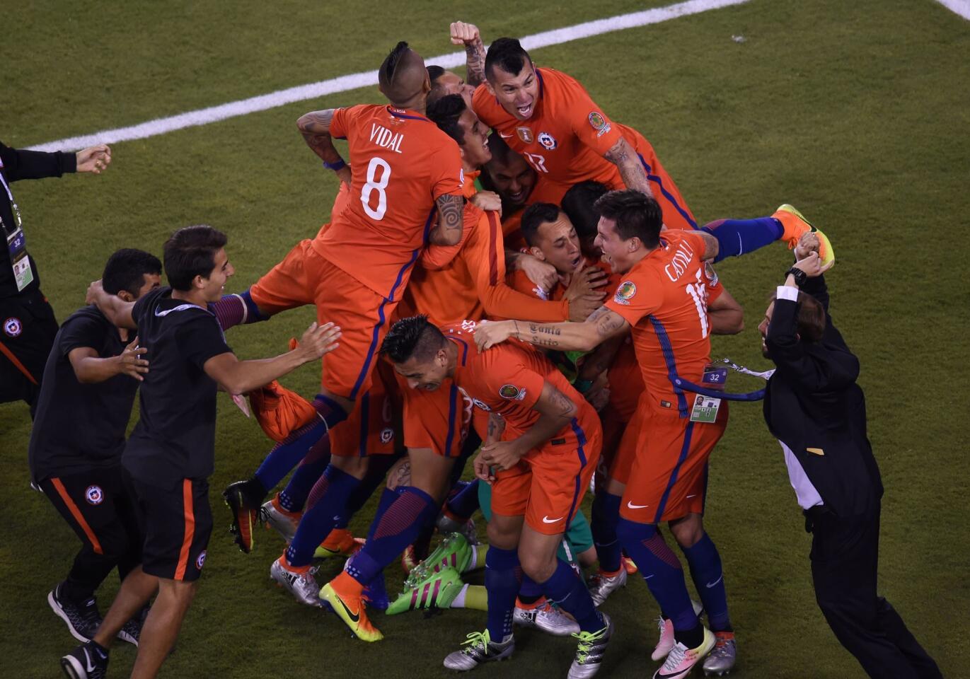 Chile's players celebrate after defeating Argentina in the penalty shoot-out and winning the Copa America Centenario final in East Rutherford, New Jersey, United States, on June 26, 2016. / AFP PHOTO / DON EMMERTDON EMMERT/AFP/Getty Images ** OUTS - ELSENT, FPG, CM - OUTS * NM, PH, VA if sourced by CT, LA or MoD **