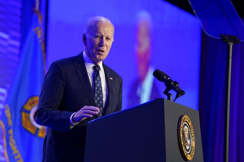 El presidente Joe Biden habla durante la Conferencia Legislativa de la Asociación Internacional de Bomberos 2023, el lunes 6 de marzo de 2023, en Washington. (AP Foto/Evan Vucci)