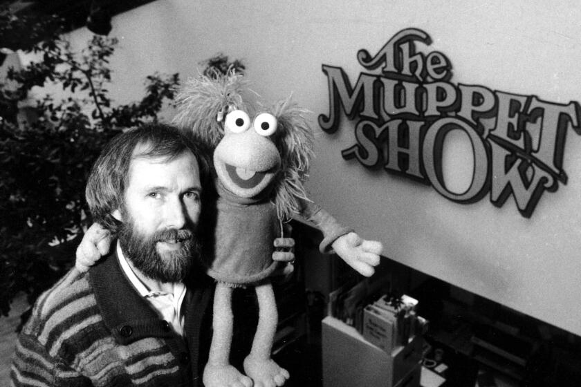 ARCHIVO - El creador de los Muppets Jim Henson posa con una de sus creaciones en la oficina de Henson en la calle 69 en Nueva York el 6 de febrero de 1984. Henson es retratado en el documental "Jim Henson: Idea Man". (Foto AP/G. Paul Burnett, archivo)