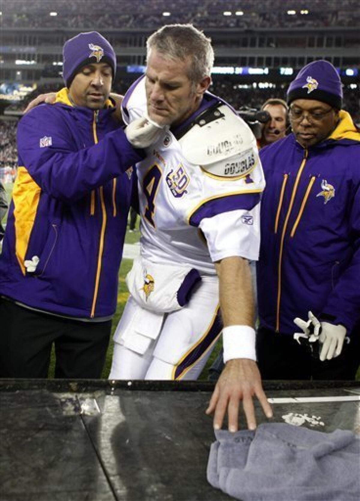 Favre knocked out; Patriots top Vikings 28-18