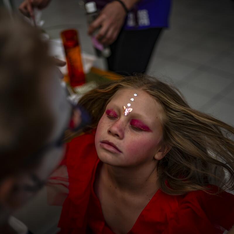 Kenny Briceño combs the hair of a Venezuelan migrant child at Casa Hogar "Paola Buenrostro." 