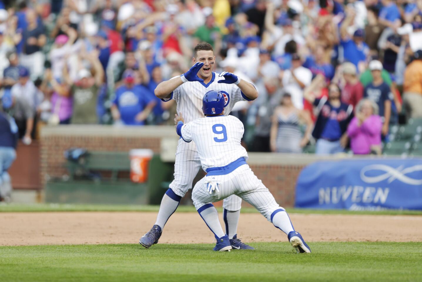 Anthony Rizzo rushed by Javier Baez