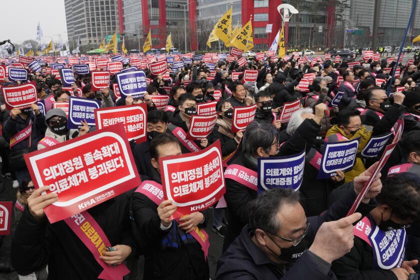 Una protesta de médicos en Seúl el 3 de marzo de 2024. (Foto AP /Ahn Young-joon)