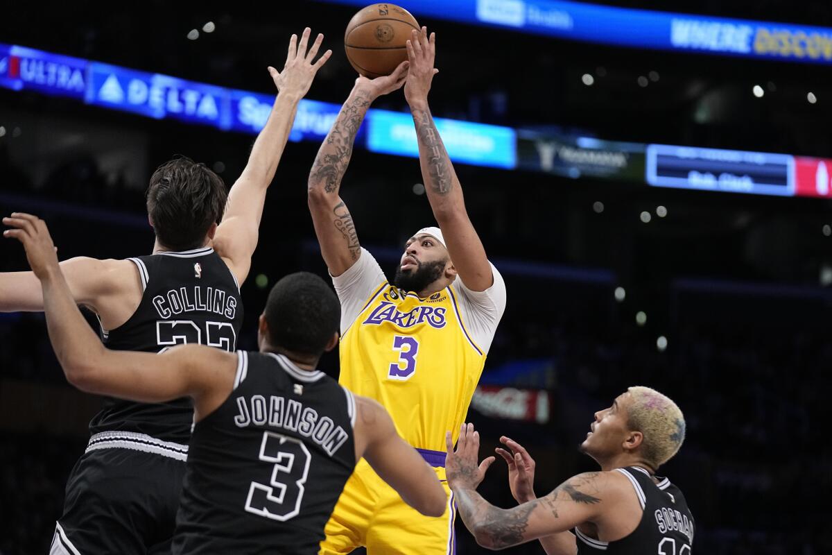 El jugador de los Lakers de Los Ángeles Anthony Davis, segundo por la derecha,