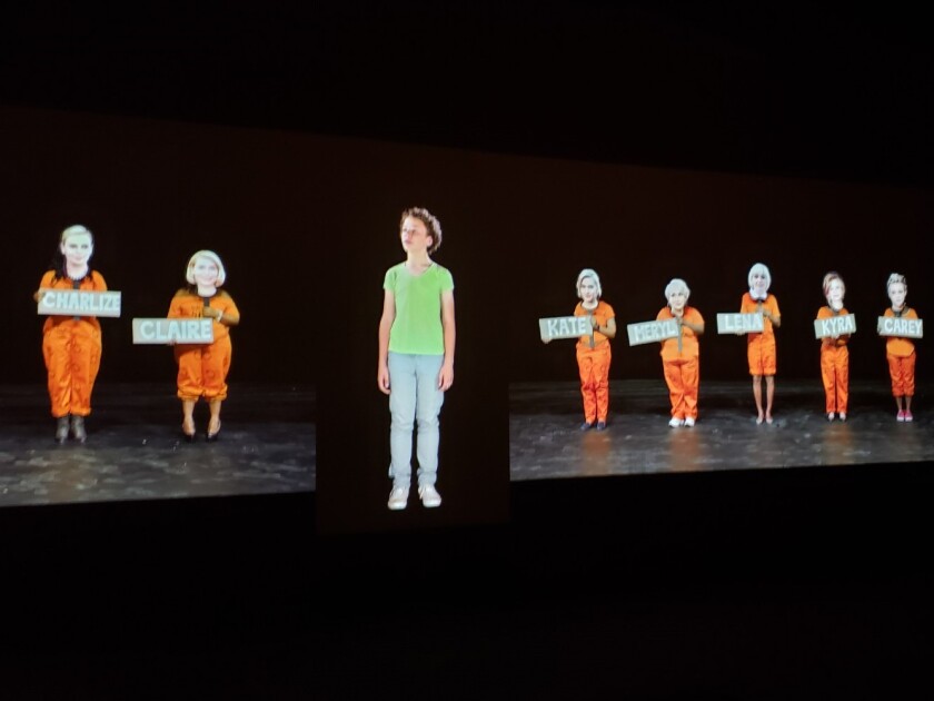 Las trabajadoras sexuales visten las preguntas de Promi-M en la instalación de video de Candice Breitz "TLDR."