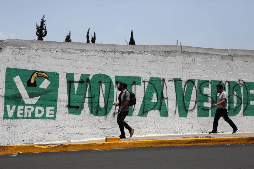 Archivo - Peatones caminan cerca de un mural con una consigna de "vota verde" para promover al Partido Verde, en Ciudad de 惭é虫颈肠辞, el 29 de mayo de 2021. En alianza con el partido gobernante Morena, el Partido Verde se convirtió en el segundo bloque más votado del Congreso, tras las elecciones del 2 de junio de 2024. (AP Foto/Ginnette Riquelme, Archivo)