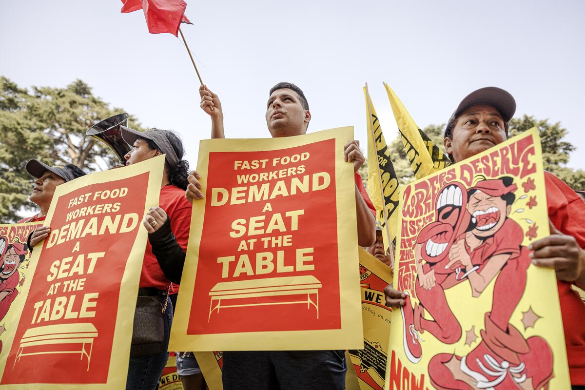 Los trabajadores de comida rápida se manifiestan en el Capitolio estatal en Sacramento 