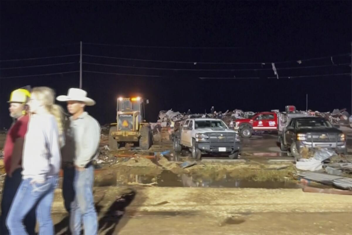 En esta imagen de un video provisto por KAMC/KLBK, gente observa los destrozos en Matador, Texas, 