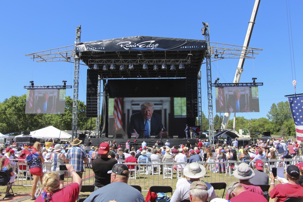 El expresidente Donald Trump habla con la concurrencia vía video el 12 de junio del 2021 en New Richmond, Wisconsin. 