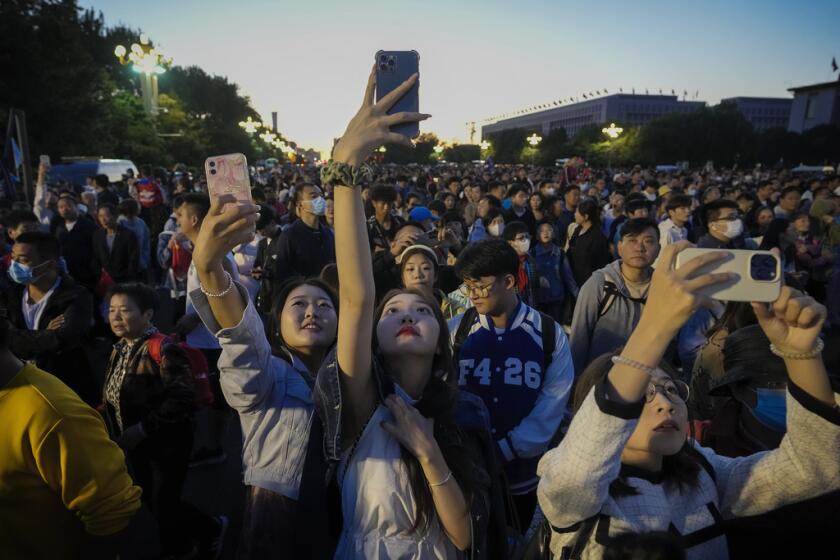 ARCHIVO - Varias personas toman fotografías con sus teléfonos