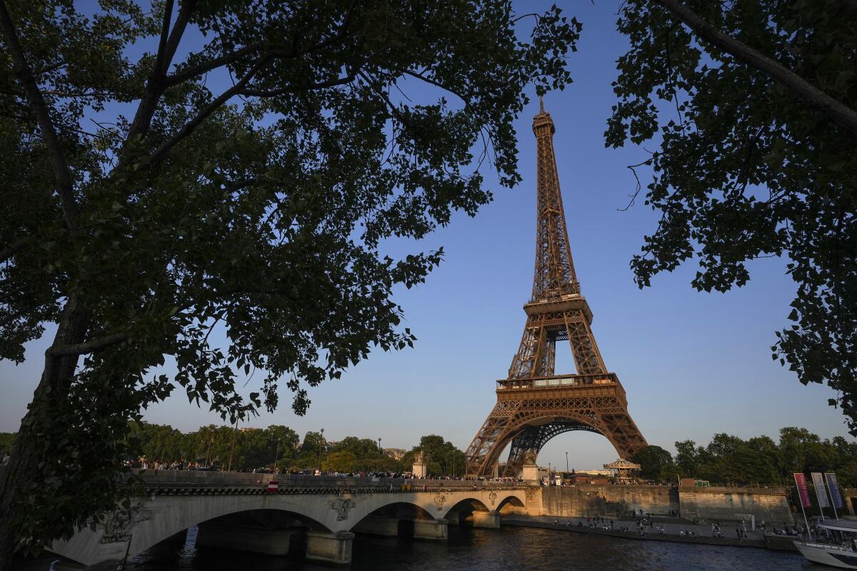 El puente Iena en dirección a la Torre Eiffel de París