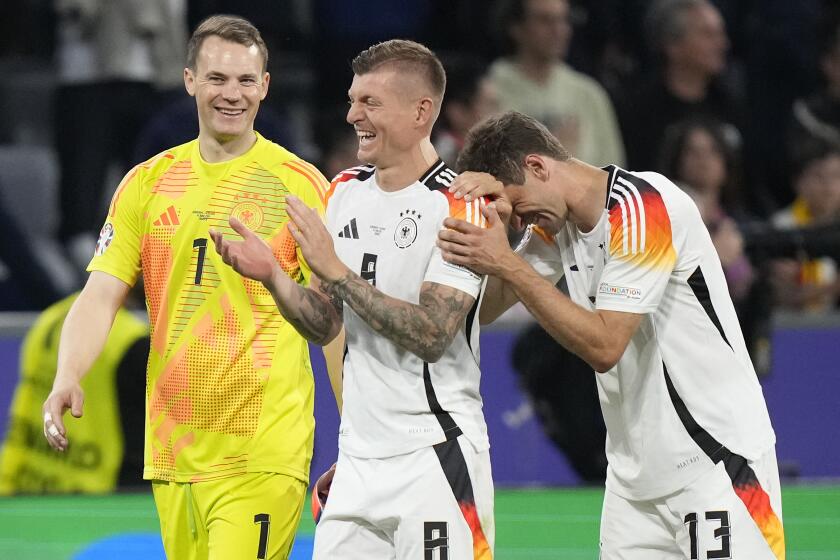 De izquierda a derecha, Manuel Neuer, Toni Kroos y Thomas Müller festejan su triunfo con la selección alemana frente a Escocia en el partido inaugural de la Eurocopa, el viernes 14 de junio de 2024 (AP Foto/Matthias Schrader)