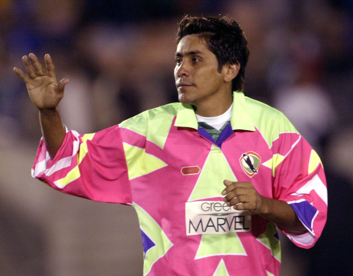 Mexican goalie Jorge Campos waves during the second half of an exhibition match.
