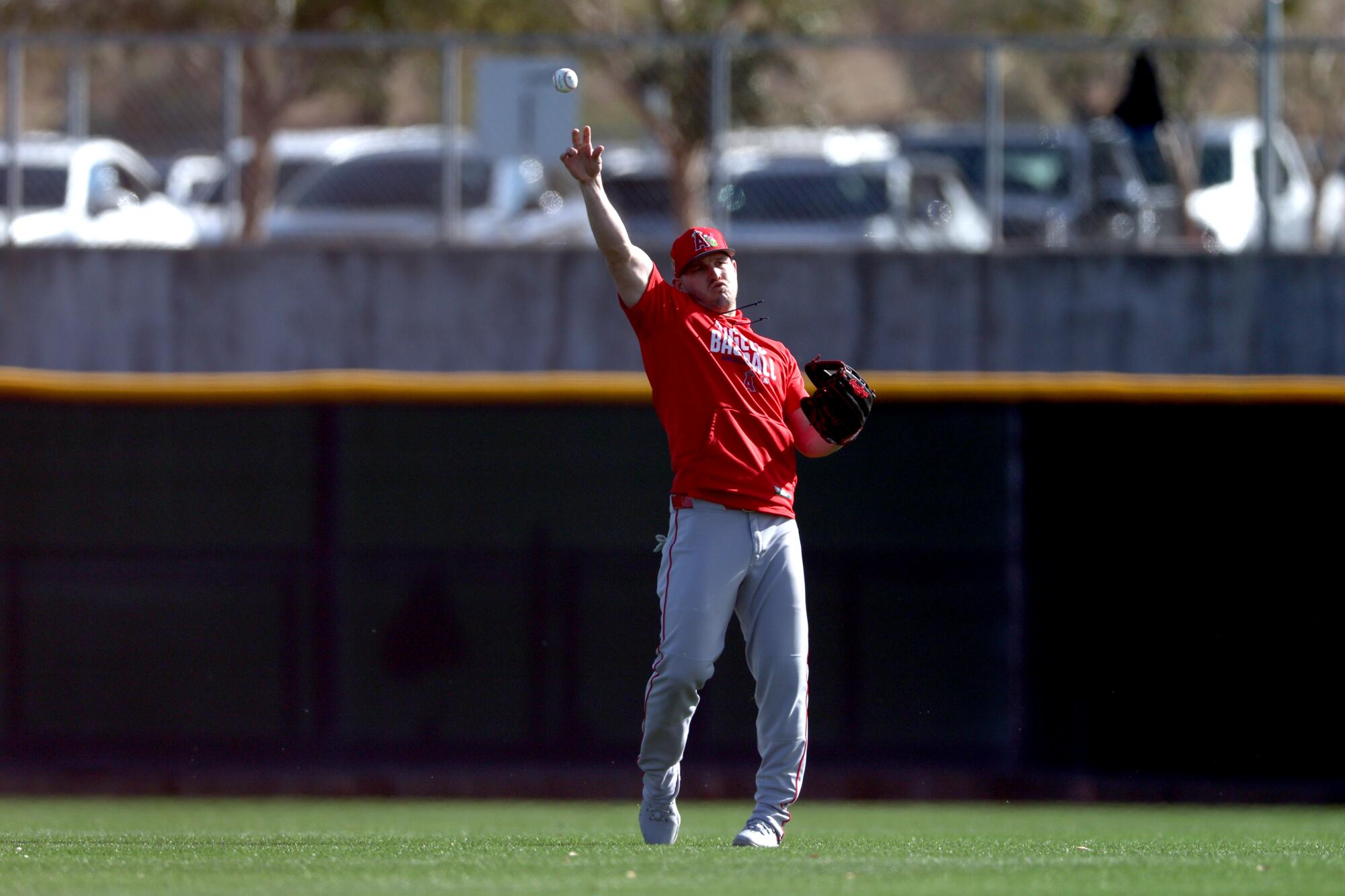 ফটো: মাইক ট্রাউট এবং অ্যাঞ্জেলস অ্যারিজোনায় বসন্ত প্রশিক্ষণে ওয়ার্কআউট শুরু করে ফটো: মাইক ট্রাউট এবং অ্যাঞ্জেলস অ্যারিজোনায় বসন্ত প্রশিক্ষণে ওয়ার্কআউট শুরু করে