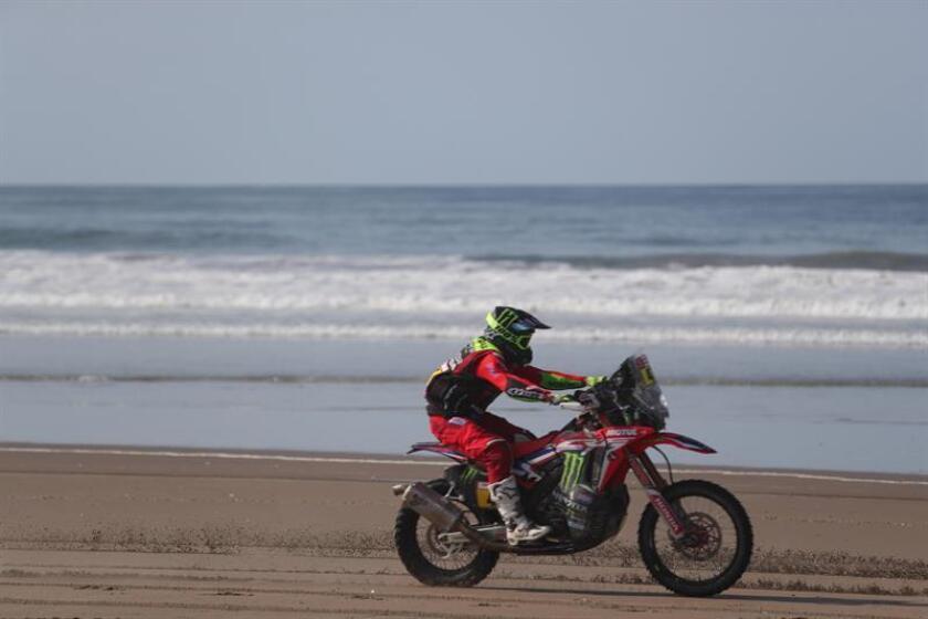 El argentino Kevin Benavides compite en su motocicleta Honda durante la quinta etapa del Rally Dakar 2019, que se corre entre Tacna y Arequipa (Perú). EFE