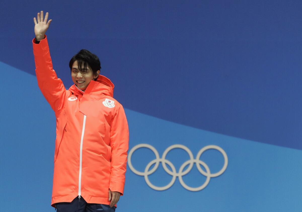 El campeón olímpico del patinaje libre de hombres, Yuzuru Hanyu, de Japón, festeja tras ganar la medalla de oro en los Juegos Olímpicos de Invierno el sábado, 17 de febrero de 2018, en Pyeongchang, Corea del Sur.