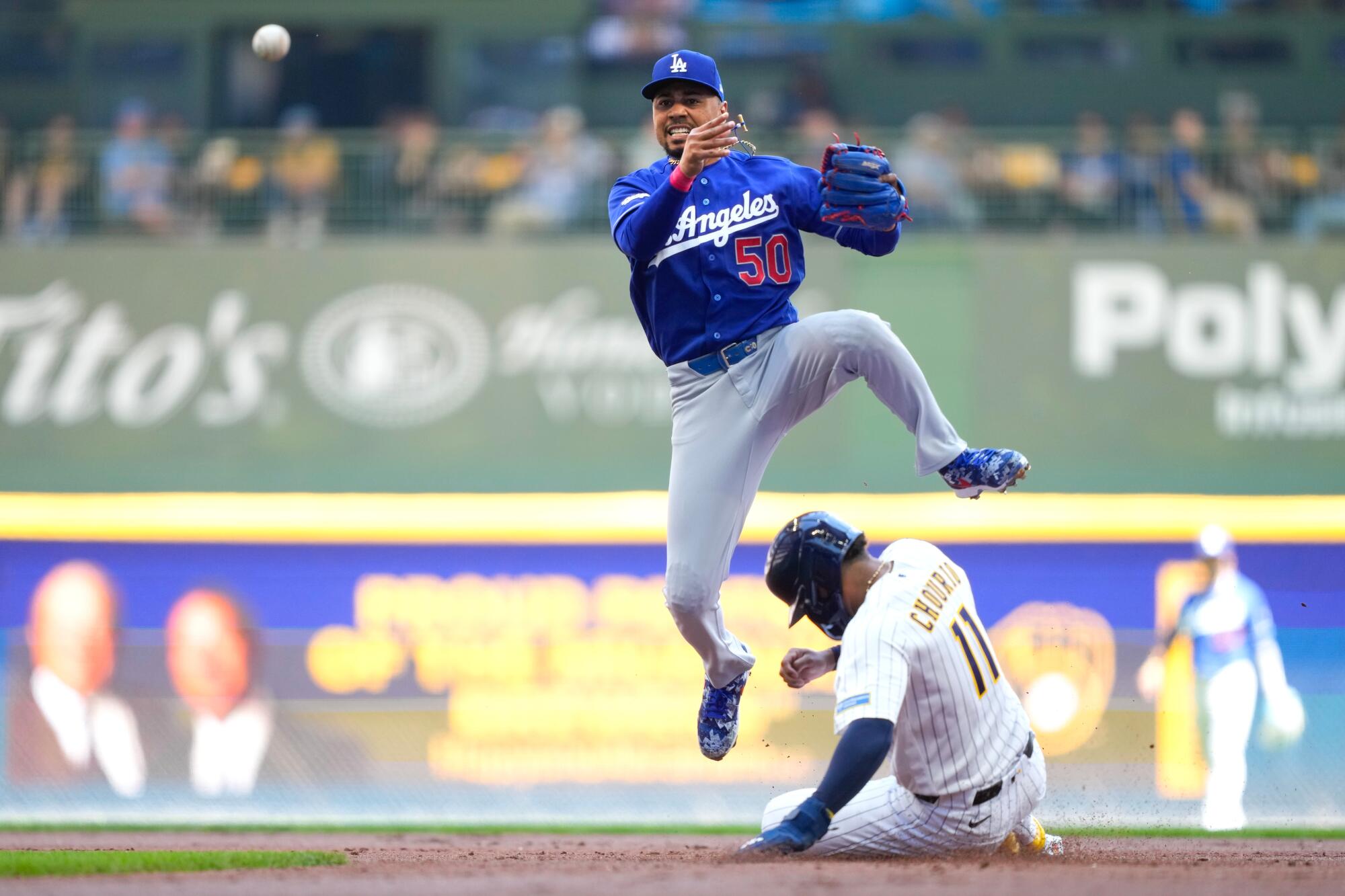Dodgers'ın stoper oyuncusu Mookie Betts, Pazar günü Milwaukee'de kazandığı galibiyette çifte oyun oynuyor.