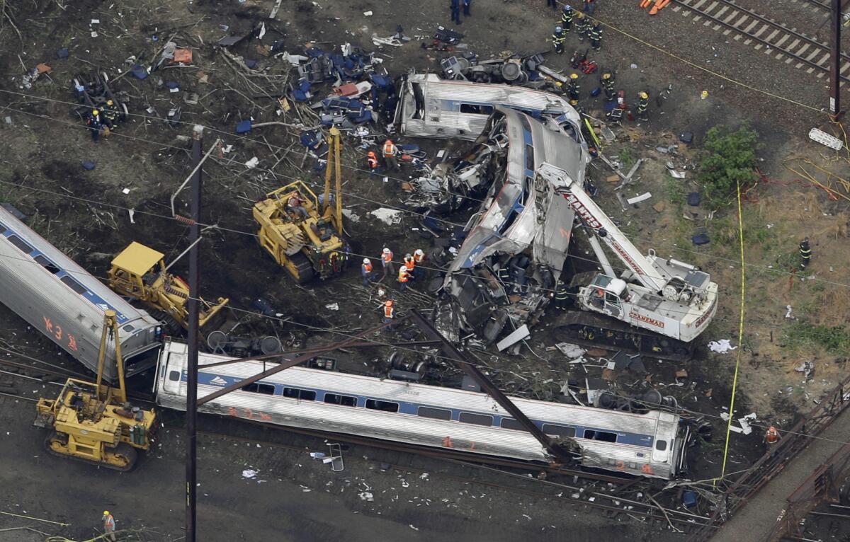 En imagen del miércoles 13 de mayo de 2015, personal de emergencia trabaja en el lugar de un accidente de tren en Filadelfia en que murieron ocho personas.