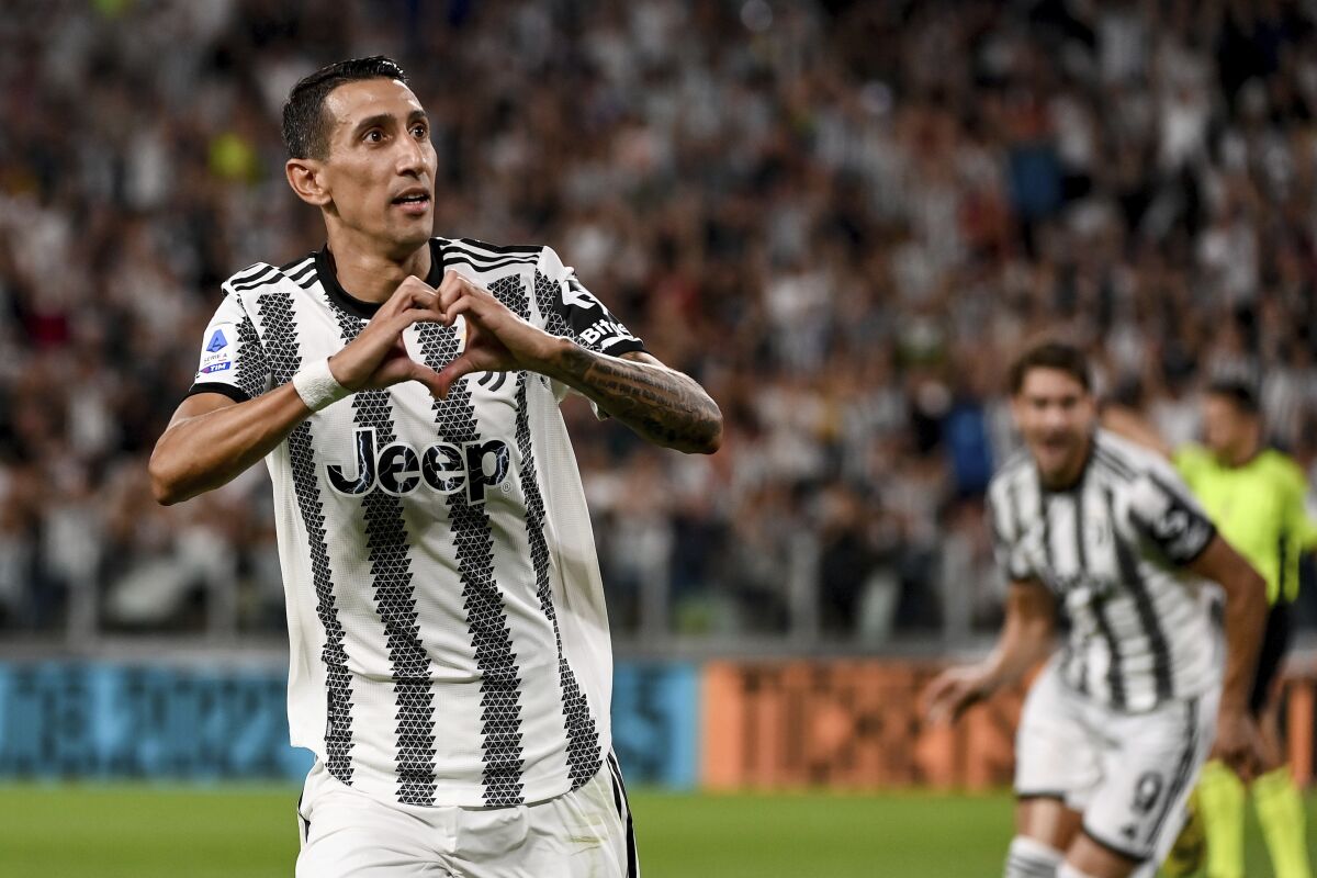 El delantero de Juventus Angel Di María celebra tras anotar un gol en la victoria 3-0 ante Sassuolo en la Serie A, el lunes 15 de agosto de 2022. (Marco Alpozzi/LaPresse vía AP)