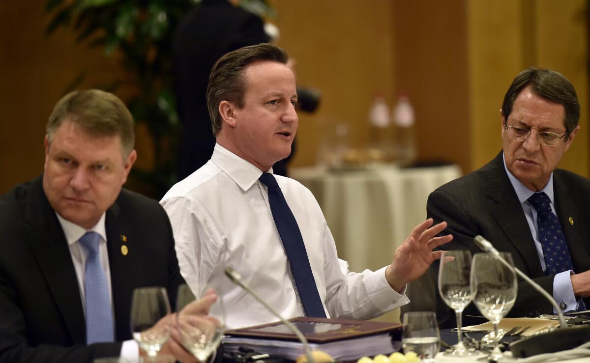 De izquierda a derecha, el presidente rumano Klaus Werner Iohannis, el premier británico David Cameron y el presidente chipriota Nicos Anastasiades asisten a una reunión en el marco de la cumbre de la UE en Bruselas. (Martin Meissner, Pool)