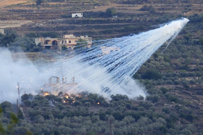 En esta imagen de archivo, un proyectil que parece ser de fósforo blanco de la artillería israelí explora sobre una vivienda en al-Bustan, una localidad libanesa en la frontera con Israel, el 15 de octubre de 2023. (AP Foto/Hussein Malla, archivo)