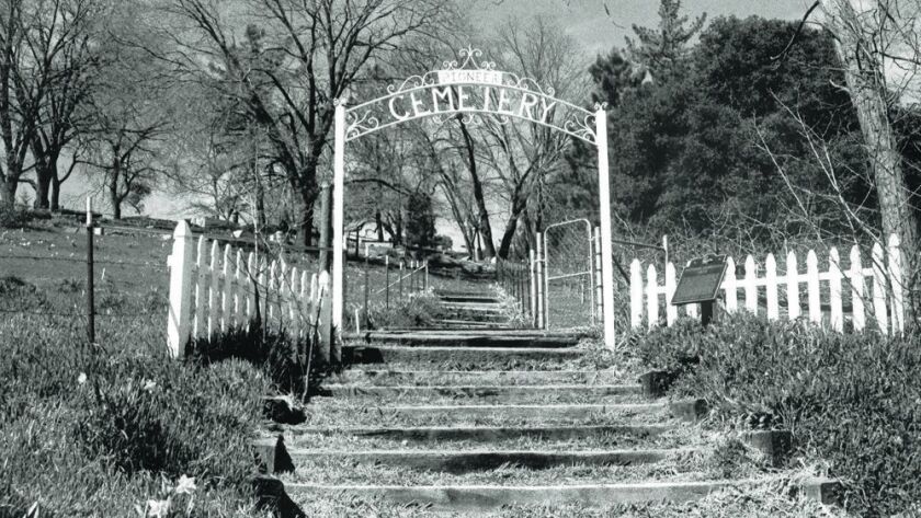 山間部の町の多くの開拓者が埋葬されているジュリアン墓地。