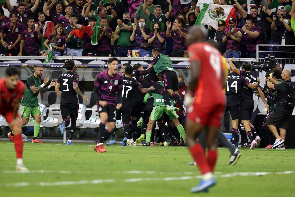 México celebra en el banquillo el gol de la victoria del mediocampista Héctor Herrera contra Canadá durante la segunda mitad de una semifinal de la Copa Oro de la CONCACAF el jueves 29 de julio de 2021 en Houston. (Foto AP / Michael Wyke)