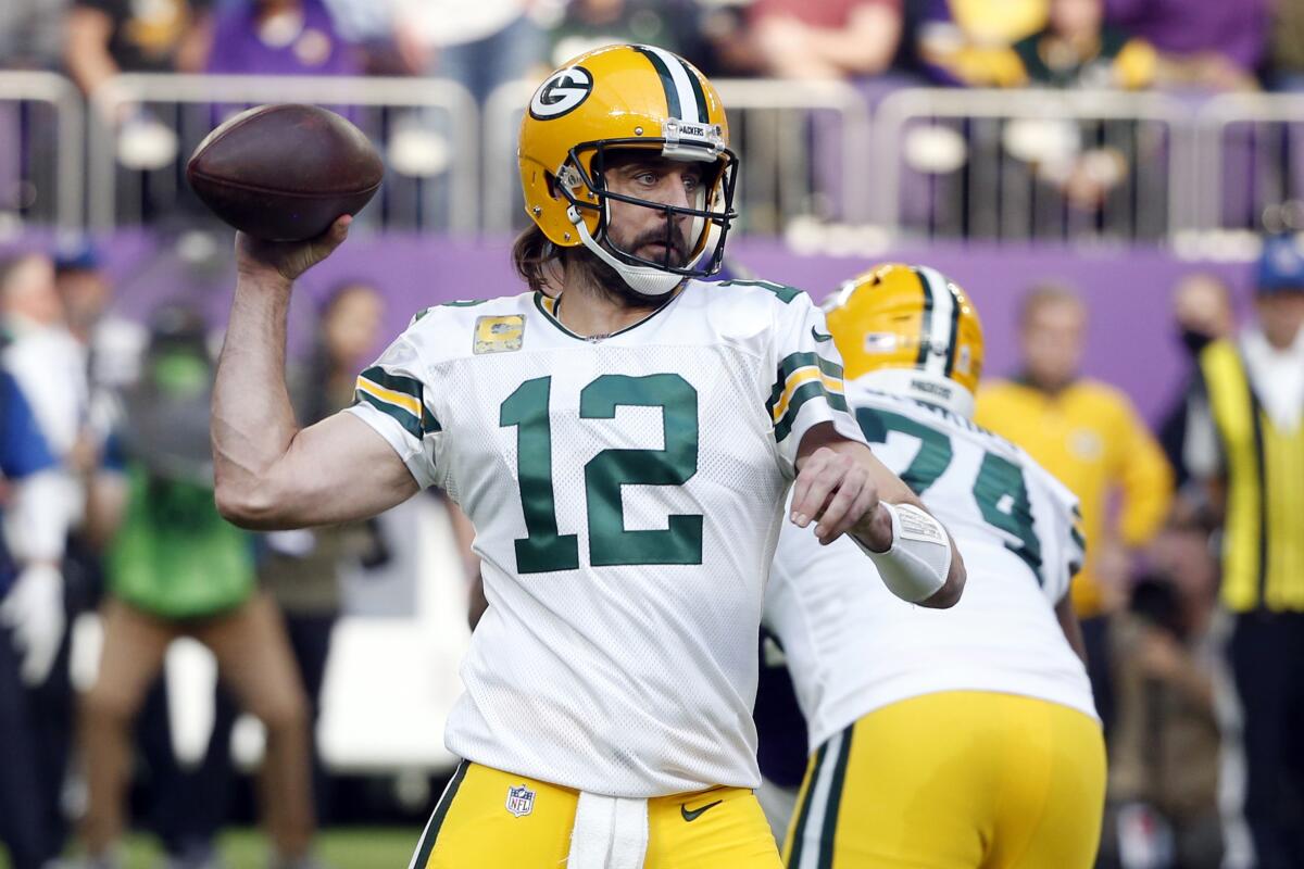 El quarterback de los Packers de Green Bay Aaron Rodgers (12 