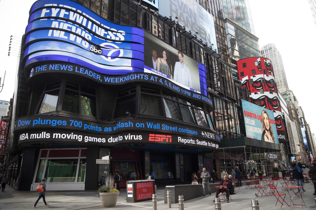 Una pantalla electrónica muestra noticias el miércoles 11 de marzo de 2020 en Times Square, Nueva York.