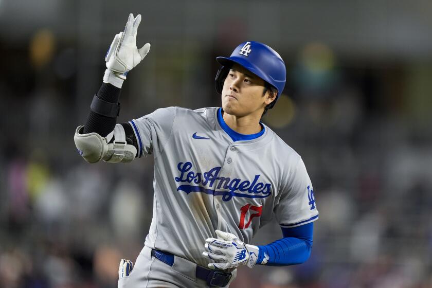 El japonés Shohei Ohtani, de los Dodgers de Los Ángeles, festeja tras conectar un jonrón en el encuentro ante los Nacionales de Washington, el martes 23 de abril de 2024 (AP Foto/Alex Brandon)