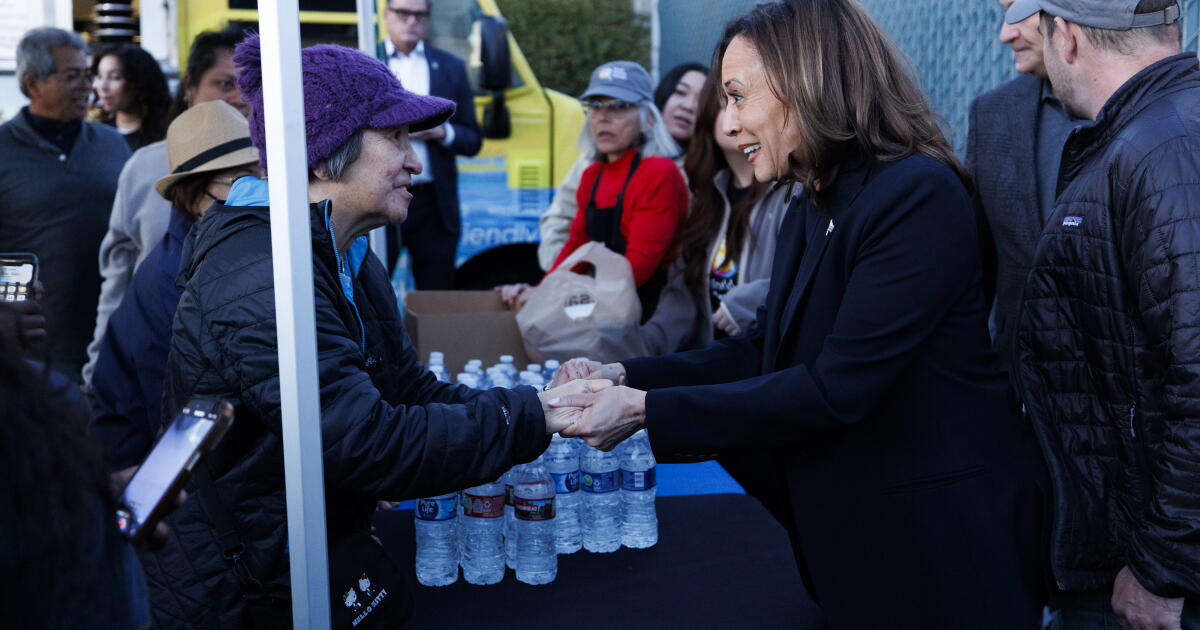 Eski Başkan Yardımcısı Kamala Harris'in Kaliforniya'daki ilk durağı: Altadena yangın bölgesi