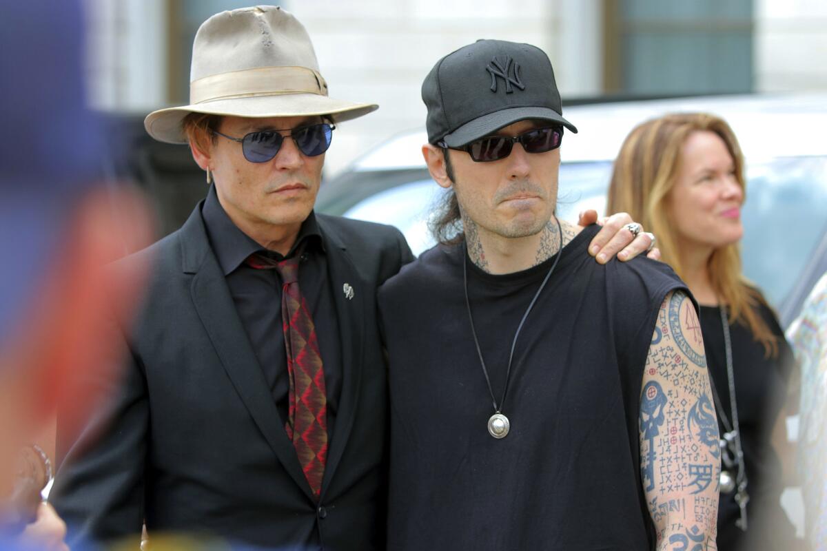 El actor Johnny Depp al lado del exrecluso condenado a muerte Damien Echols, antes de una marcha contra las ejecuciones en Arkansas.