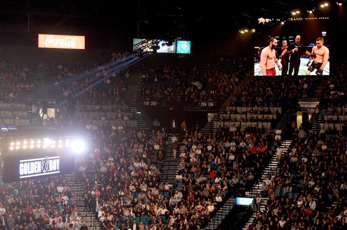 Pantallas del MGM Grand de Las Vegas muestran la pelea entre Masvidal y Díaz previo a la pelea estelar en la arena entre Canelo y Kovalev.