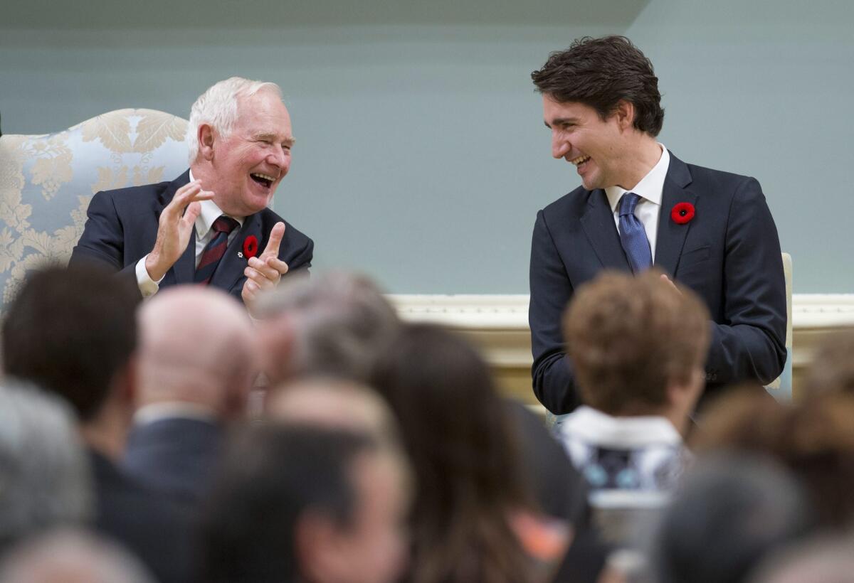 El gobernador general de Canadá se ríe junto con el flamante primer ministro Justin Trudeau.