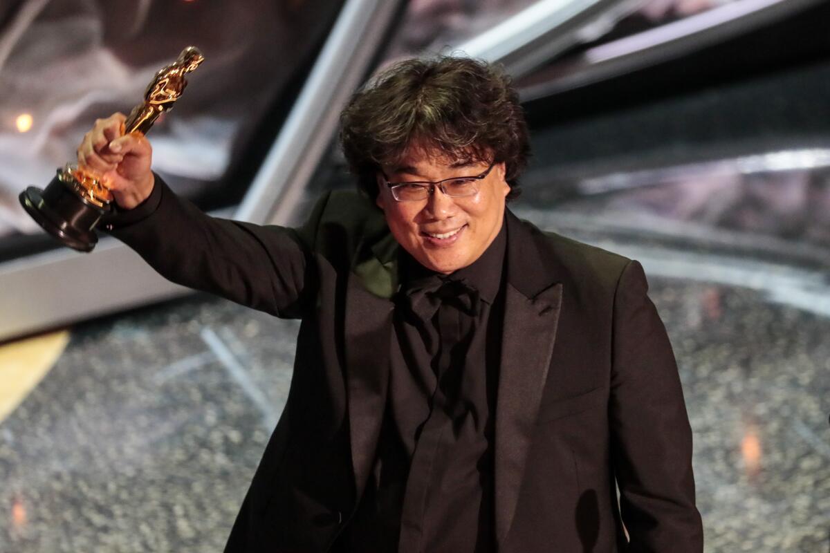 Bong Joon Ho holds an Oscar
