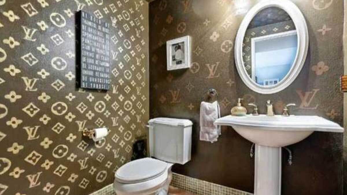 Offbeat listing photos: 'Designer' bathroom bags a would-be buyer - Los  Angeles Times