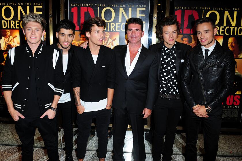 Simon Cowell stands in the middle of One Direction's Niall Horan, Zayn Malik, Louis Tomlinson, Harry Styles and Liam Payne